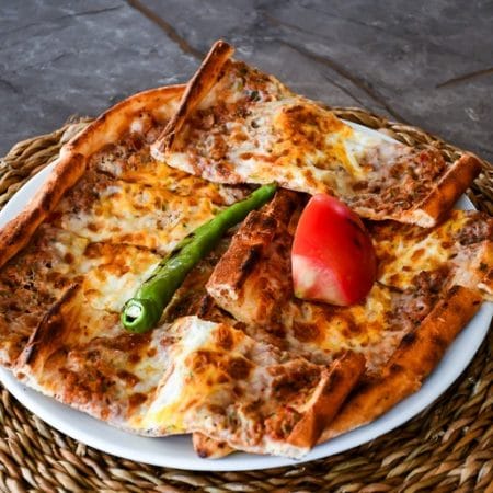 Kıymalı Yumurtalı Pide